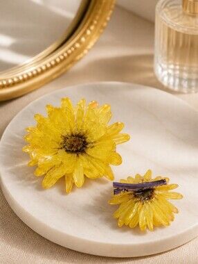 #541 HAND CRAFTED Haur Clip handmade Real Flower Resin Yellow Daisy